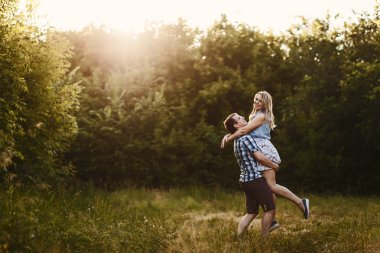 Adam bir kız yaz açık havada elinde açar