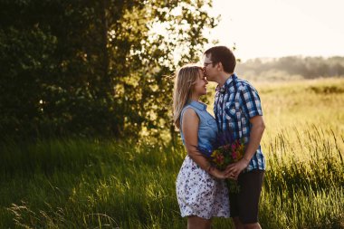 mutlu adam kız yaz aylarında gün batımında alnından öper