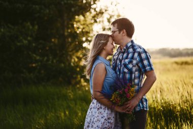 delikanlı kız yaz aylarında gün batımında alnından öper