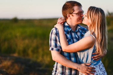 Adam ve kız açık havada, nazik aşıklar