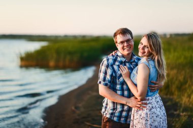 mutlu yaz boy gülümseyerek ve kız Gölü kıyısında ayakta