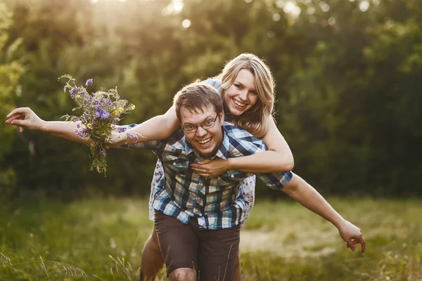 Fröhliches Lustiges Liebespaar Das Sommer Draußen Spazieren Geht — Stockfoto