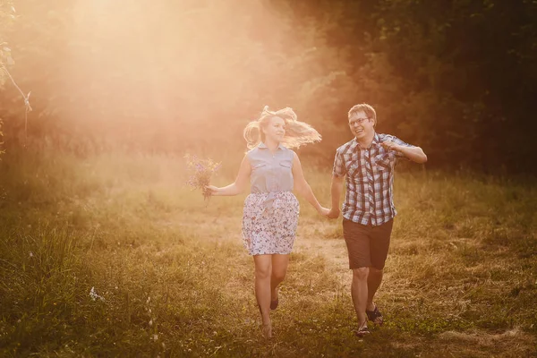 Ein Kerl Mit Einem Mädchen Läuft Händchen Haltend Sommer — Stockfoto