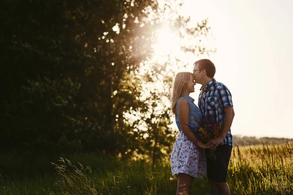 Der Kerl Küsst Das Mädchen Bei Sonnenuntergang Sommer Auf Die — Stockfoto