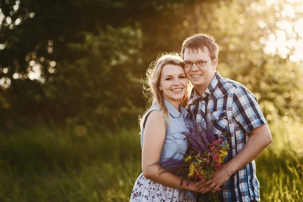 sarılma ve yaz aylarında kameraya bakarak bir kızla iyi adam