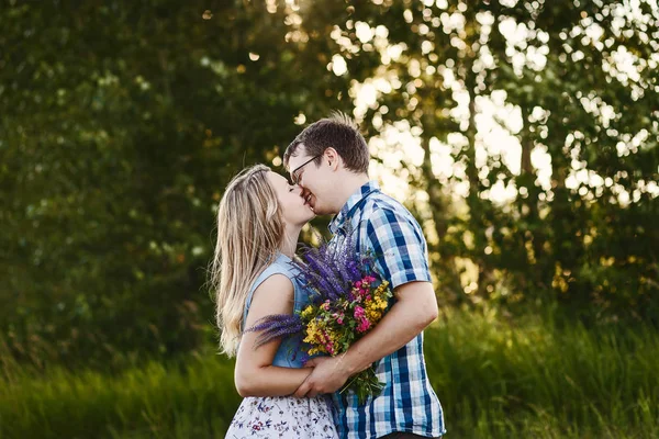 Красивые Поцелуи Открытом Воздухе Молодые Счастливые Любовники — стоковое фото