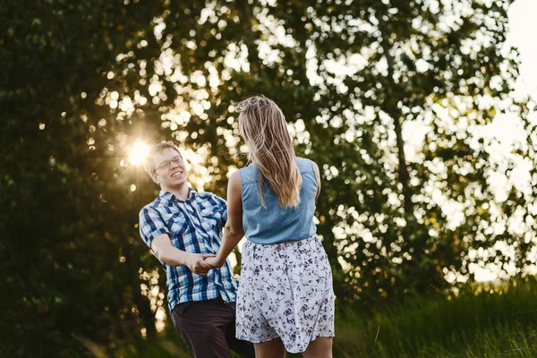 Mann Und Mädchen Tanzen Sommer Draußen — Stockfoto