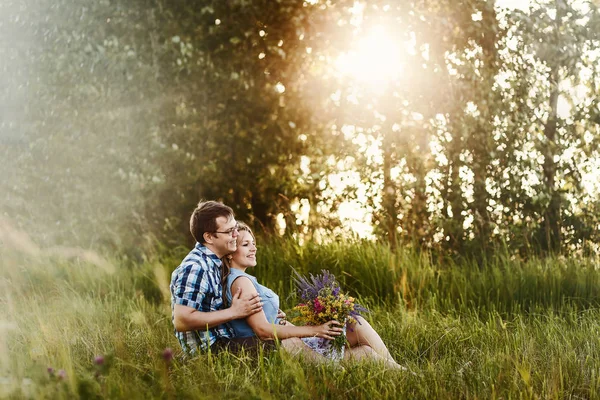 Romantik aşk hikayesi, gün batımı, mutlu gençler ormanda