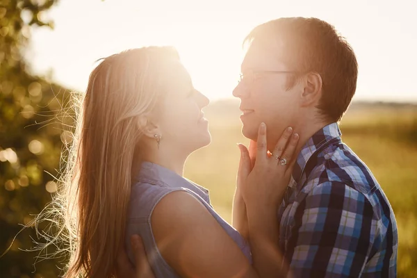 Romantische Liebesgeschichte Wald Bei Sonnenuntergang Glückliche Junge Leute Sommer — Stockfoto