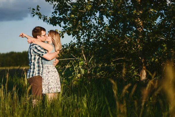 Junge Männer Und Frauen Küssen Sich Sommer Bei Sonnenuntergang — Stockfoto
