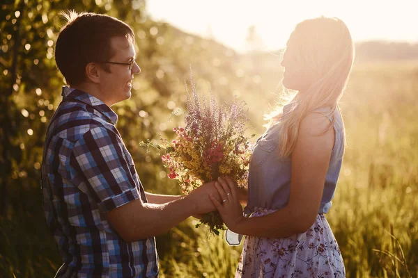 Der Kerl Schenkt Dem Mädchen Sommer Schöne Wildblumen Freien — Stockfoto