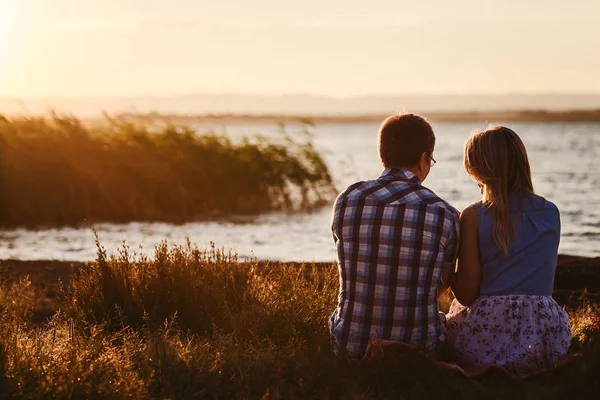 Guy Girl Sitting His Back Camera Lake — Stock Photo, Image