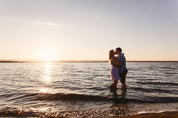 Lykkelige Menn Kvinner Kysser Hverandre Havet – stockfoto