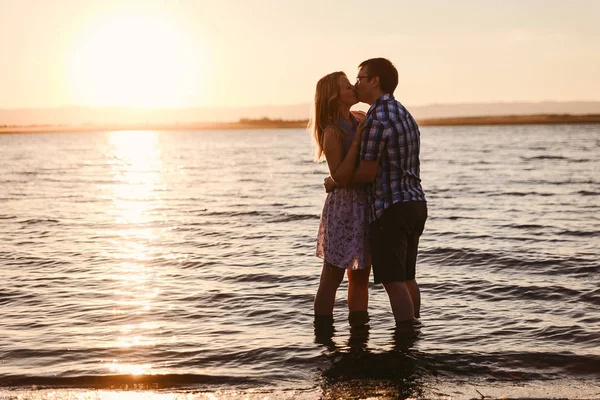 Glücklicher Mann Und Frau Küssen Sich Meer Sonnenpfad Auf Dem — Stockfoto