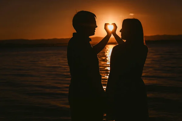 Männliche Und Weibliche Silhouette Bei Sonnenuntergang Meer Herzen Der Palmen — Stockfoto