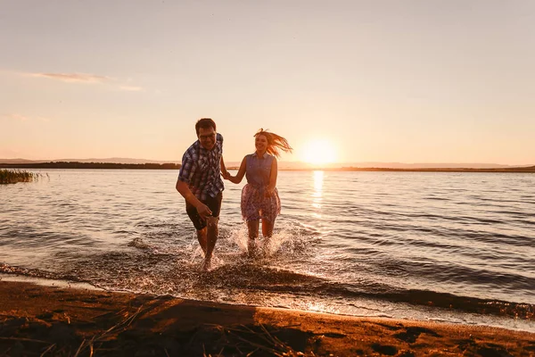 Guy Girl Both Run Sea Sunset — Stock Photo, Image