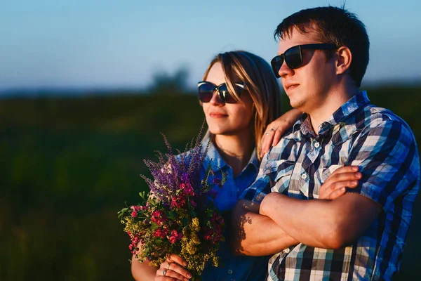 Mann Und Mädchen Mit Sonnenbrille Abends Auf Der Straße Sonnenlicht — Stockfoto