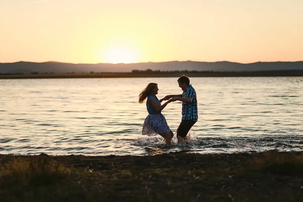 Nasse Glückliche Verliebte Die Bei Sonnenuntergang See Laufen — Stockfoto