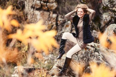 güzel genç kadın buzlu sonbaharda güzel kadın gülüyor oturuyordu.