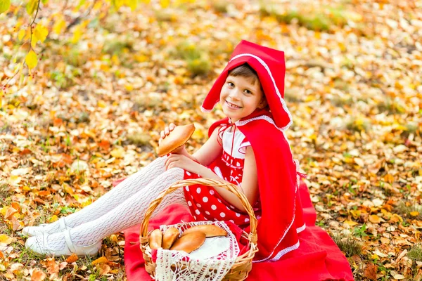 Hermosa Chica Vestido Rojo Sentado Follaje Amarillo Otoño Cesta Pasteles —  Fotos de Stock
