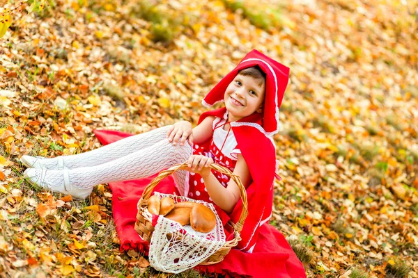 Hermosa Chica Vestido Rojo Sentado Follaje Amarillo Otoño —  Fotos de Stock