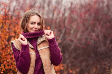 sıcak bir kazak sonbaharın güzel genç kadın