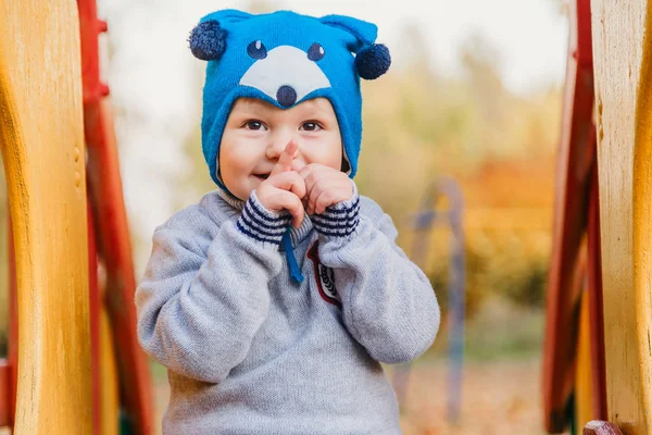 Маленький Милый Ребенок Играет Детской Площадке Осенью — стоковое фото