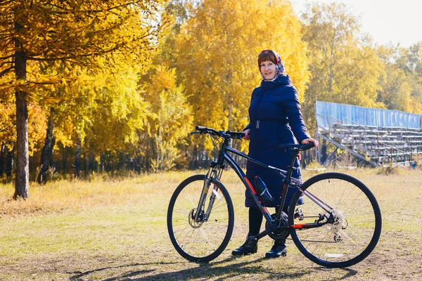 Vârsta Pensionare Femeii Bicicleta Toamna Stil Viață Sănătos — Fotografie, imagine de stoc