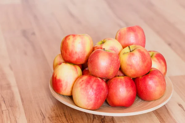 Pommes Mûres Rouge Jaune Sur Une Assiette Bois Belles Pommes — Photo