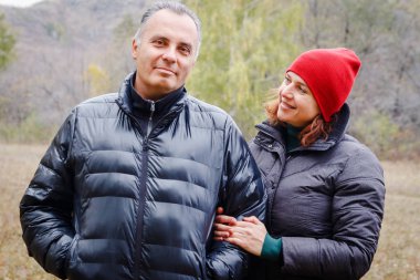 mutlu bir adam ve kadın sonbaharda bakıyoruz