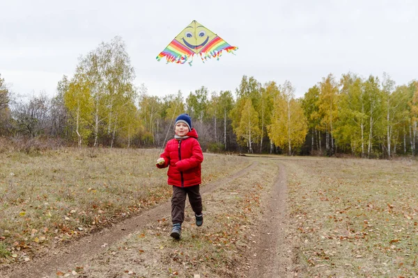 Счастливый Ребенок Бегает Воздушным Змеем Осенью — стоковое фото