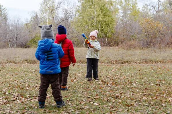 Niños Pequeños Jugaron Bosque Otoño Chaquetas Otoño —  Fotos de Stock