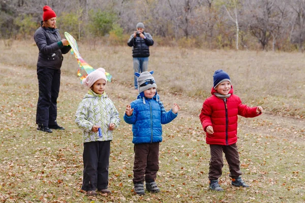 Маленькі Щасливі Діти Осінніх Куртках Батьки Грають Осінньому Лісі — стокове фото