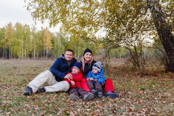 Szczęśliwa Rodzina Dwójką Dzieci Siedzą Lesie Jesienią Uśmiechnięci Ludzie — Zdjęcie stockowe