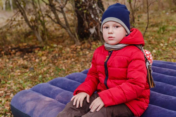 Enfant Assis Sur Matelas Gonflable Extérieur Automne — Photo