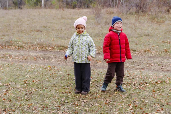 Счастливые Мальчик Девочка Теплых Джэкетах Играют Осеннем Лесу — стоковое фото