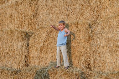 mutlu gay çocuk parmak ileri sonbaharda gösterir.