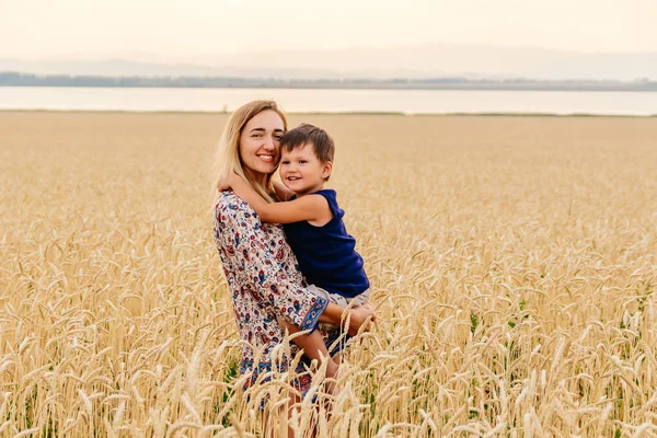 Unga Glada Vacker Mor Med Baby Ansikten Vetefält — Stockfoto