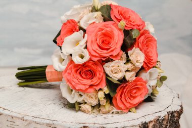 beyaz ve pembe gül buketi hassas düğün