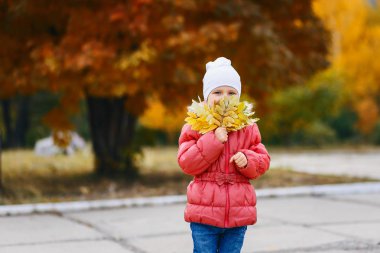sonbaharda pembe ceket Sevimli mutlu kız