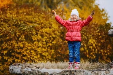 şirin kız kot pantolon ve sonbaharda pembe bir ceket