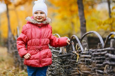 sevimli mutlu kız açık havada Sonbaharın kırmızı ceketli