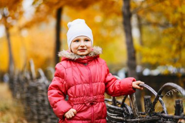 sevimli kız sıcak ceket sonbahar açık, bulanık arka planda