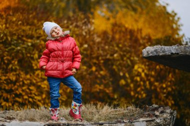 beş yaşındaki gülümseyen kız Park sonbaharda tam büyüme