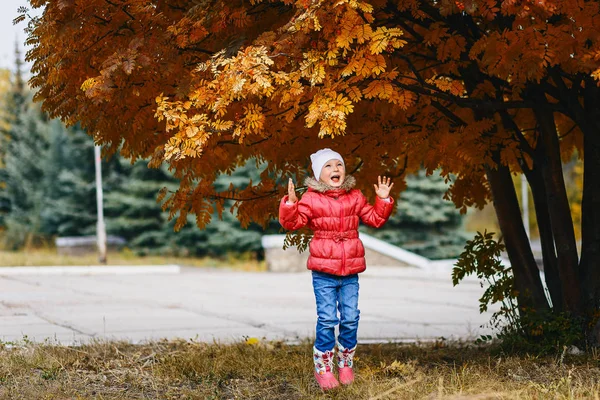 Смешная Счастливая Девушка Розовой Куртке Сапогах Прыгающая Парке Осенью — стоковое фото