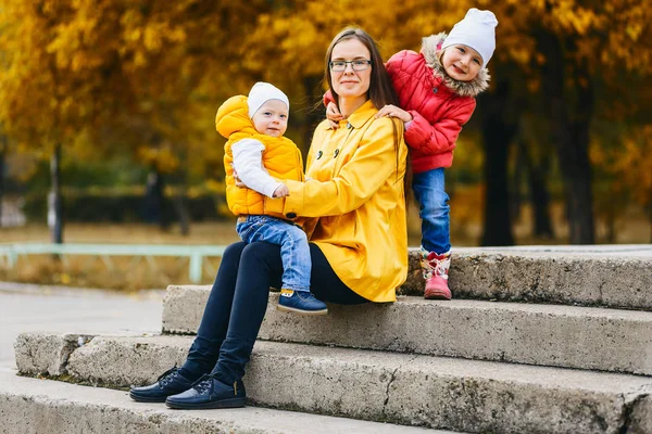 Jovem Mulher Feliz Com Seu Filho Filha — Fotografia de Stock