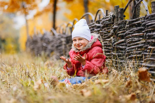 Улыбающаяся Счастливая Девушка Смотрит Свои Ладони Осенью Открытом Воздухе — стоковое фото