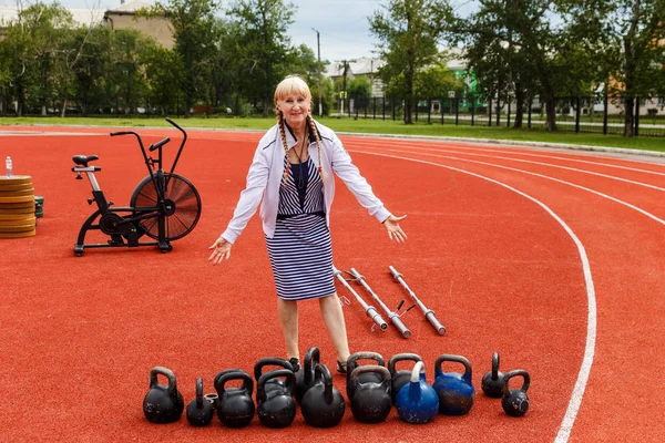 Età Pensionabile Femminile Trova Sul Parco Giochi All Aperto — Foto Stock