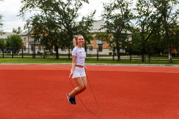 Felice Ragazza Saltando Corda Allo Stadio — Foto Stock