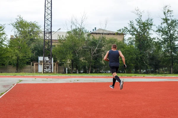 Uomo Corre Attraverso Stadio Sportivo All Aperto — Foto Stock